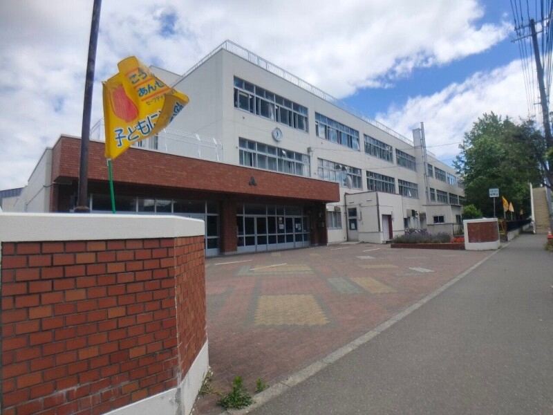 小学校　札幌市立宮の森小学校（小学校）まで813m