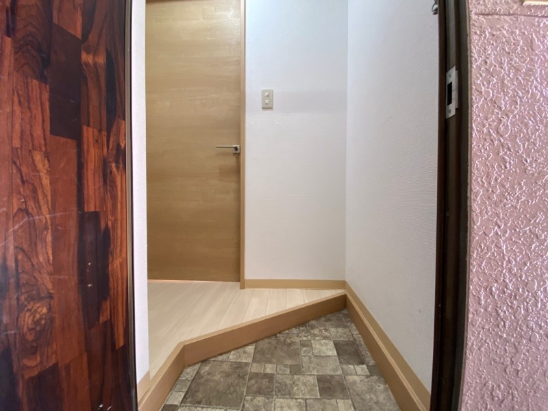 玄関　玄関の様子です。明るい印象ですね。気分もあがりそう。
