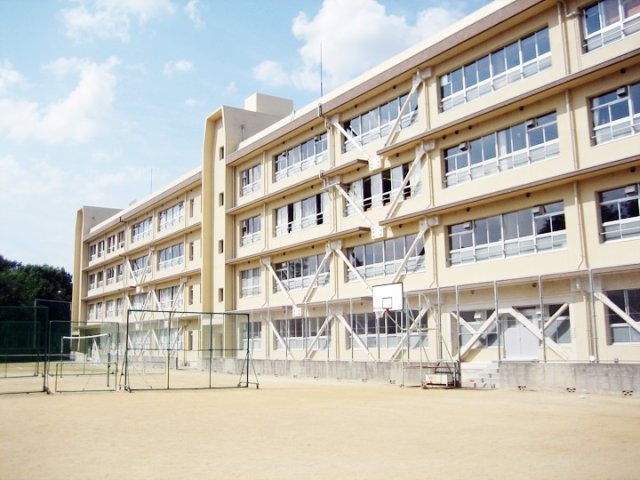 中学校　茨木市立西陵中学校（中学校）まで434m