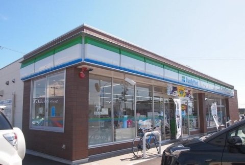 コンビニ　ファミリーマート 岩倉旭町一丁目店（コンビニ）まで911m