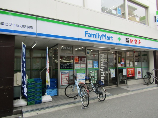 コンビニ　ファミリーマート（コンビニ）まで626m