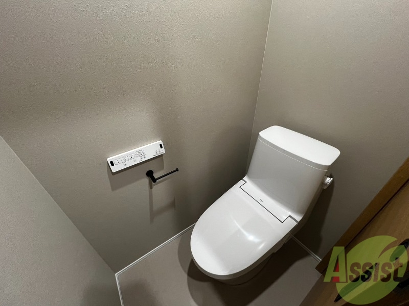 トイレ　清潔感のあるトイレで、嬉しいウォシュレット付き。