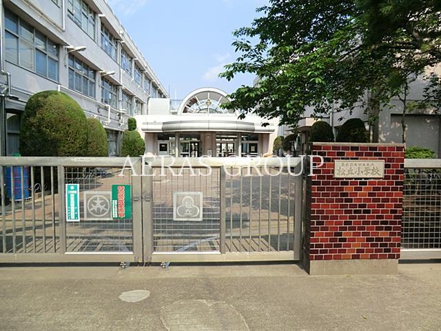 小学校　世田谷区立松丘小学校（小学校）まで531m