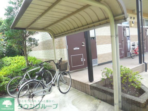 その他共有部分　屋根付き駐輪場なので雨の日も安心です。