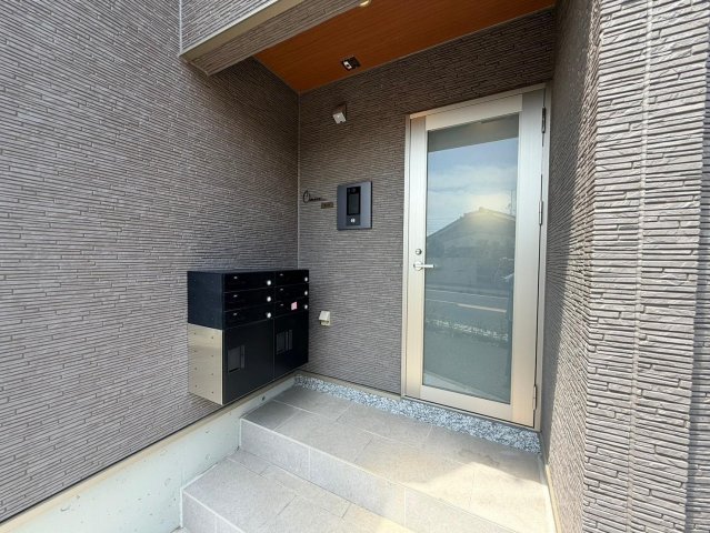 エントランス　オートロック、宅配ボックスあり