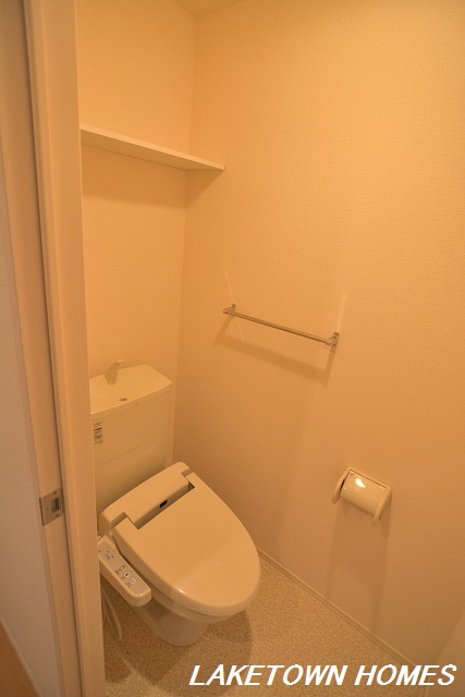 トイレ　上部に収納がある温水洗浄暖房便座付のトイレです。