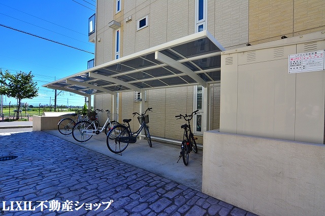その他共有部分　敷地内に屋根付きの駐輪場があります。