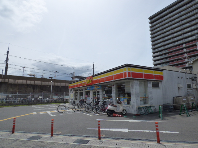 コンビニ　デイリーヤマザキ JR六地蔵駅前店（コンビニ）まで461m