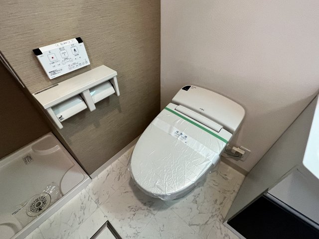 トイレ　落ち着いた色調のトイレです