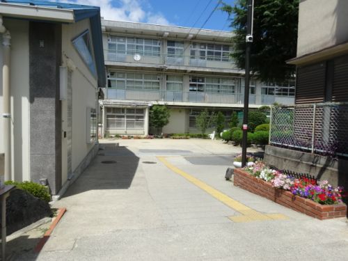 中学校　枚岡中学校（中学校）まで788m