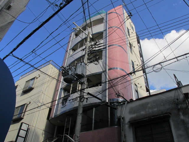 建物外観　シャープなデザインの外観。