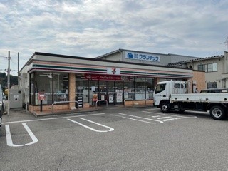 コンビニ　セブンイレブン 氷見上泉店（コンビニ）まで366m