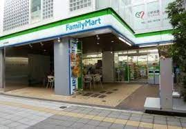 コンビニ　ファミリーマート三軒茶屋東店（コンビニ）まで403m