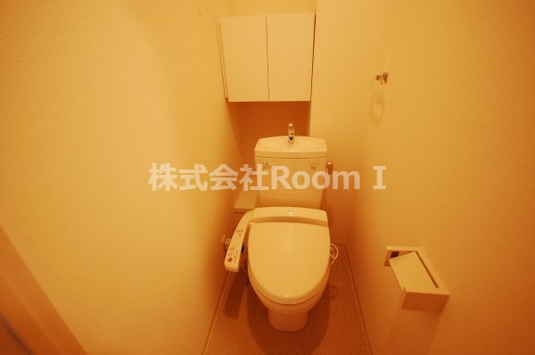 トイレ　落ち着いた色調のトイレです
