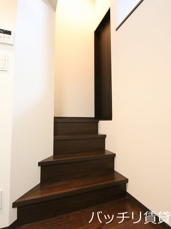 玄関　同型タイプのイメージ画像。現況を優先いたします。