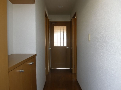 玄関　※同マンション別室の参考写真です