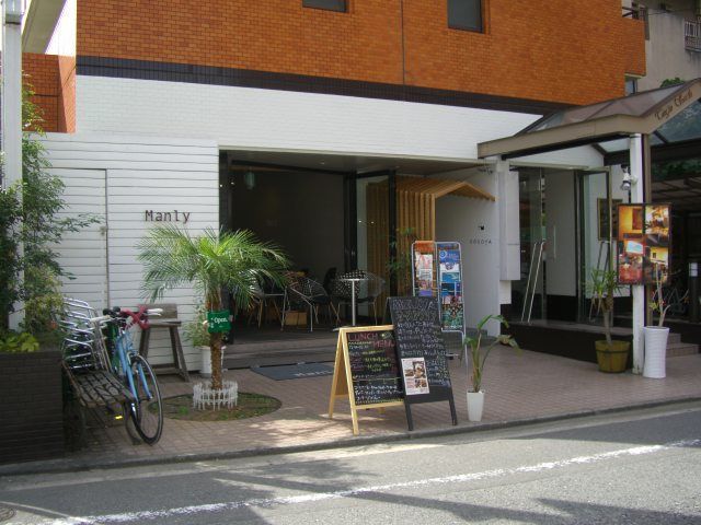 建物外観　１階にはオシャレな飲食店があります