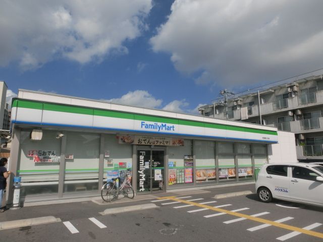 コンビニ　ファミリーマート草加瀬崎二丁目店（コンビニ）まで329m