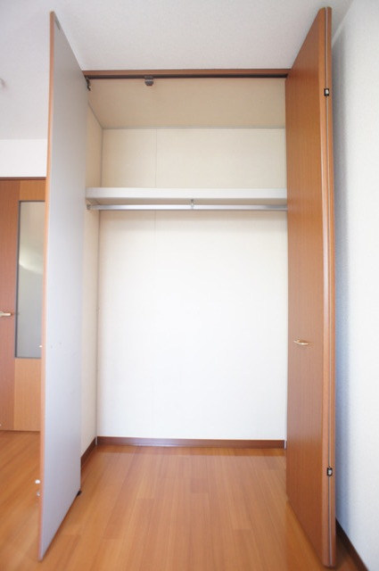 収納　パイプハンガーがあるので、畳まず衣類を掛ける事ができます