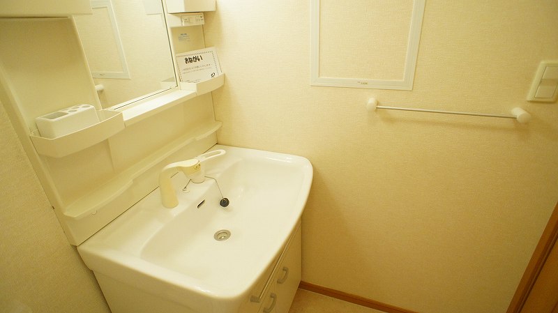 洗面設備　シャワー付洗面台で朝の身支度も快適