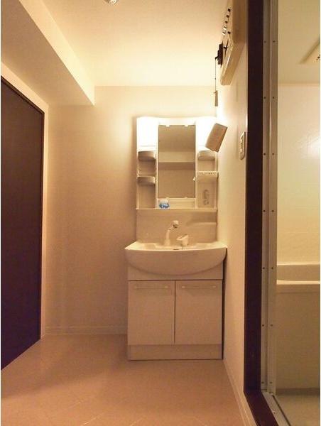 洗面設備　※写真は同じマンションの違う部屋のものになります。