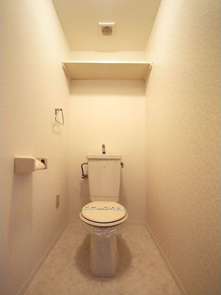 トイレ　※写真は同じマンションの違う部屋のものになります。