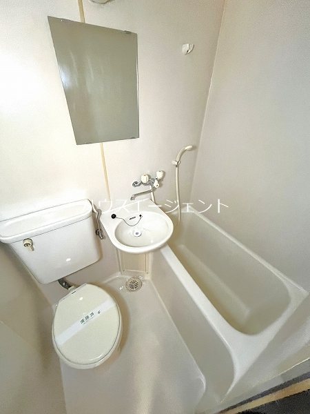 バス・シャワールーム　お風呂はユニットバス。バストイレ同室です。