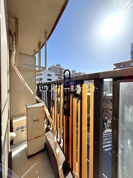 バルコニー　日当たりが良いので洗濯物もカラッと乾きます。