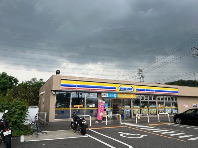 コンビニ　ミニストップ 瀬戸本郷町店（コンビニ）まで748m
