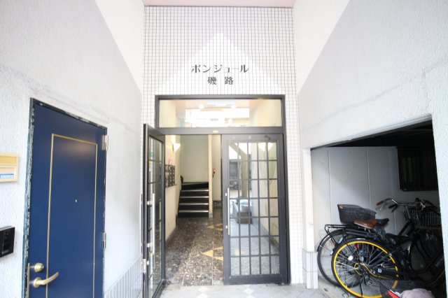 エントランス　落ち着いたエントランスです