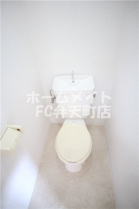 トイレ　落ち着いた色調のトイレです