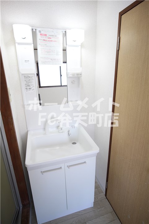 洗面設備　明るい洗面所です