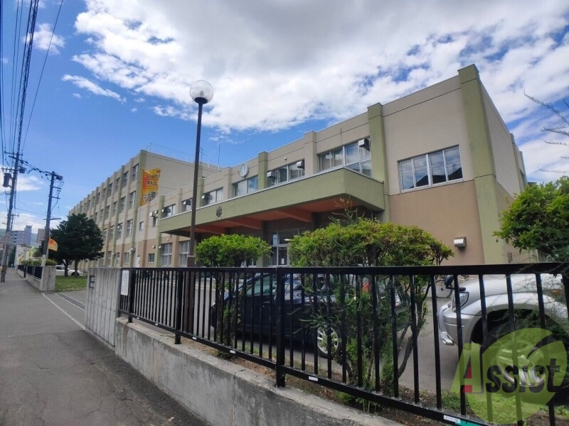 小学校　札幌市立日新小学校（小学校）まで827m