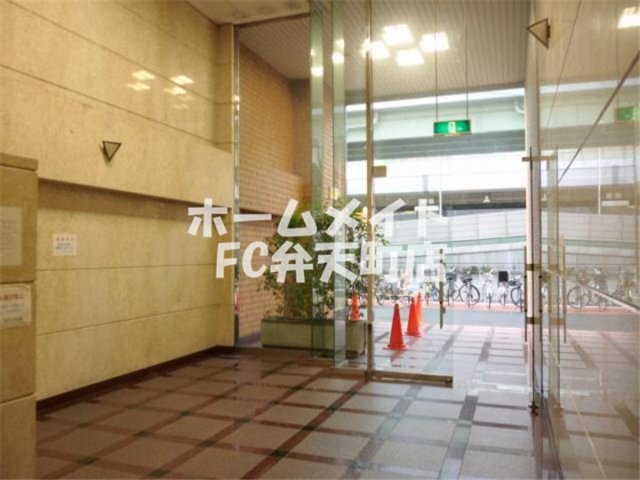 エントランス　落ち着いたエントランスです