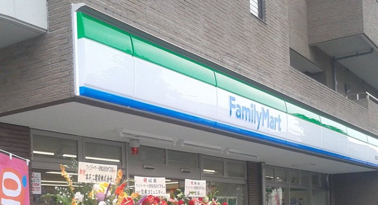 コンビニ　ファミリーマート世田谷北沢四丁目店（コンビニ）まで70m