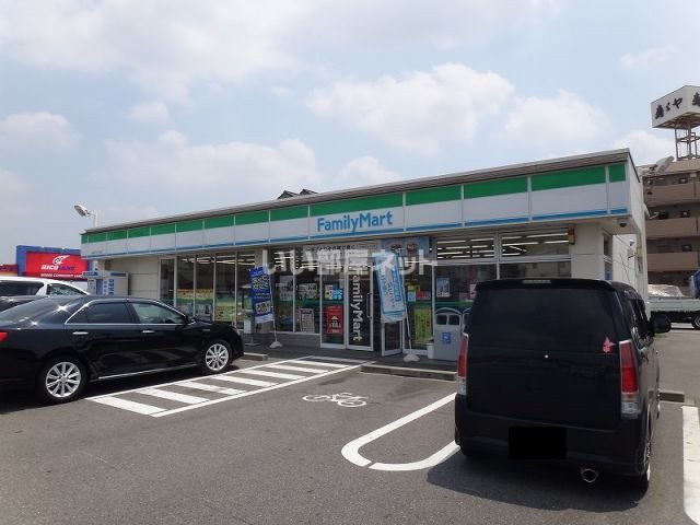 コンビニ　ファミリーマート小牧パワーズ店（コンビニ）まで256m