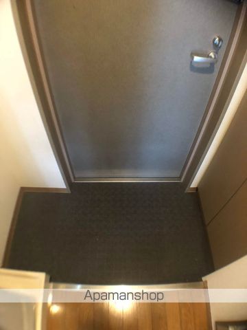 ＪＲ東海道本線 草津駅 バス乗車時間：10分 最寄りバス停で下車 徒歩3分 9階建 築30年の玄関写真