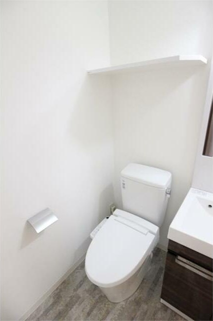 小田急線 生田駅 徒歩1分 3階建 築6年のトイレ写真
