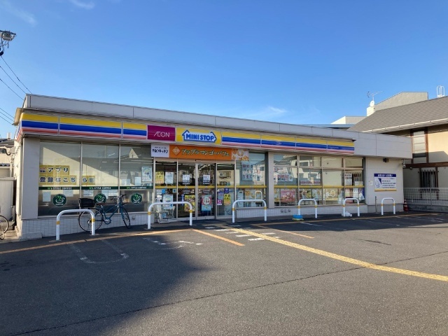 コンビニ　ミニストップ富士見鶴瀬東店（コンビニ）まで711m