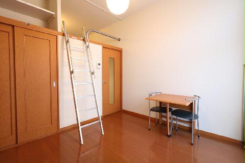 居室・リビング　大型家具家電付きにより初めての一人暮らしの方も安心！
