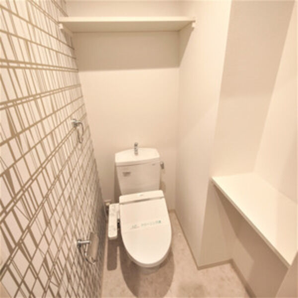 トイレ　※写真は同じマンションの違う部屋のものになります。