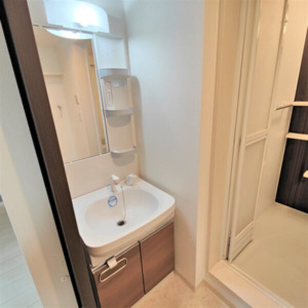 洗面設備　※写真は同じマンションの違う部屋のものになります。