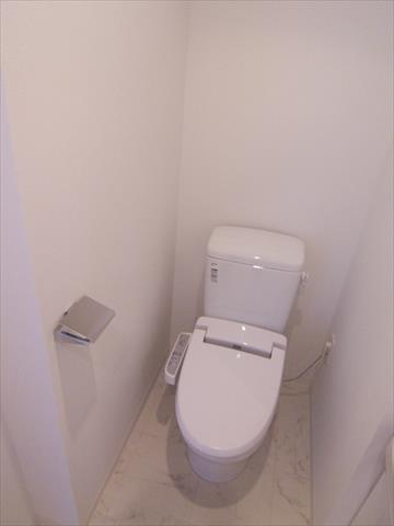 京急空港線 京急蒲田駅 徒歩6分 14階建 築15年のトイレ写真