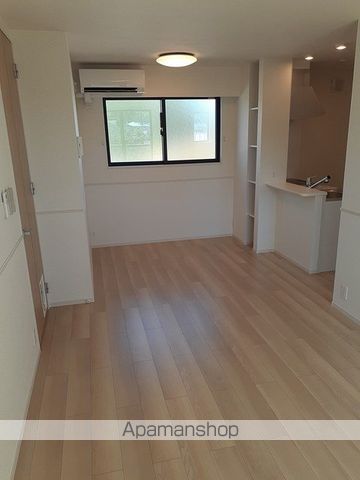 小田急小田原線 本厚木駅 バス乗車時間：27分 最寄りバス停で下車 徒歩5分 2階建 築4年の居間写真