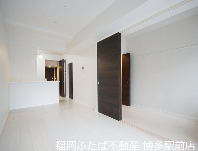 ネストピア博多駅前IIの居間写真