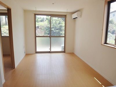 居室・リビング　キッチン側から見たリビング