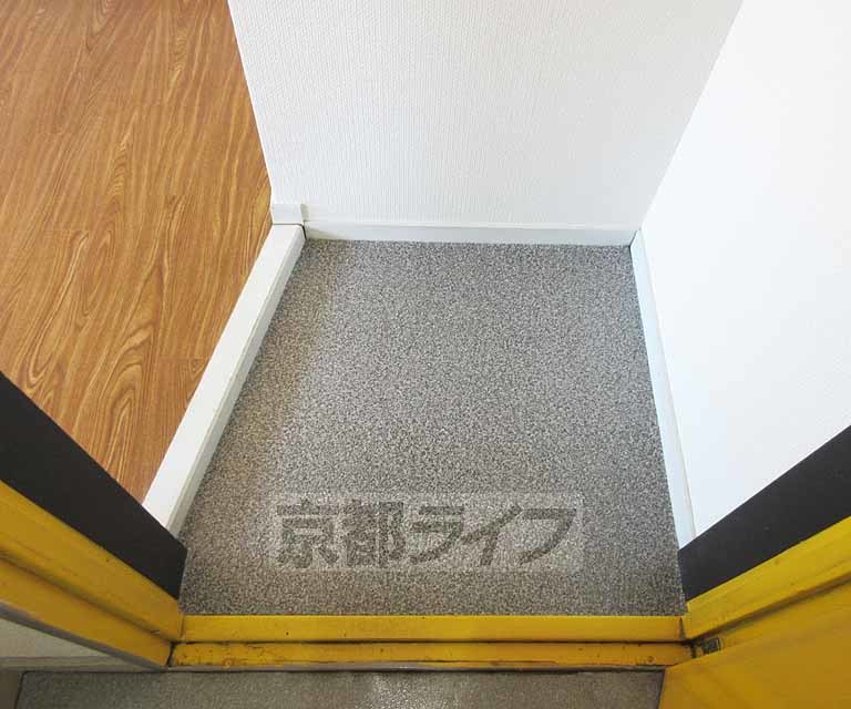 玄関　黄色がアクセントの玄関です！