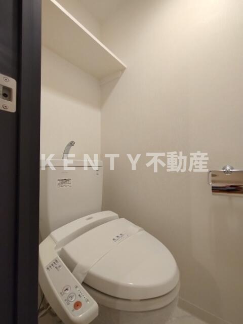 トイレ　落ち着いた色調のトイレです