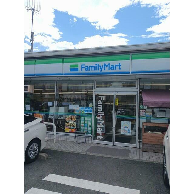 コンビニ　ファミリーマート（コンビニ）まで126m