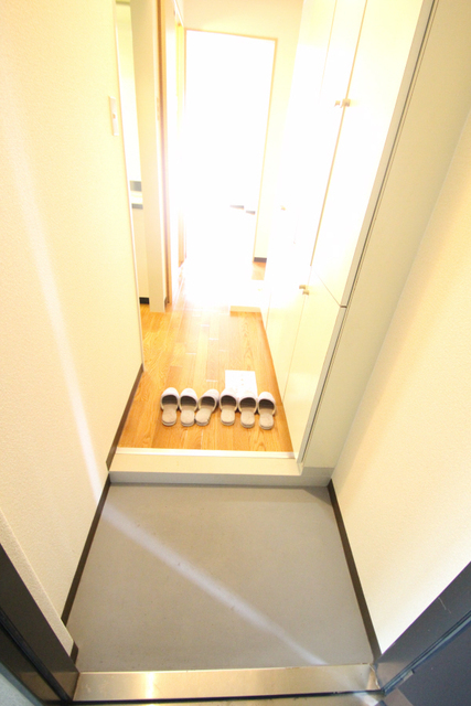 玄関　※他のお部屋の参考写真です